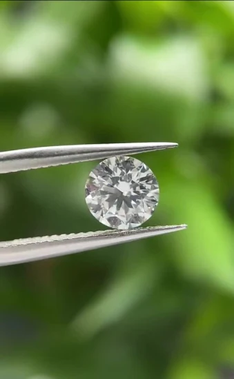 Großer, klassischer Verlobungsring mit natürlichem Diamant im Rundschliff