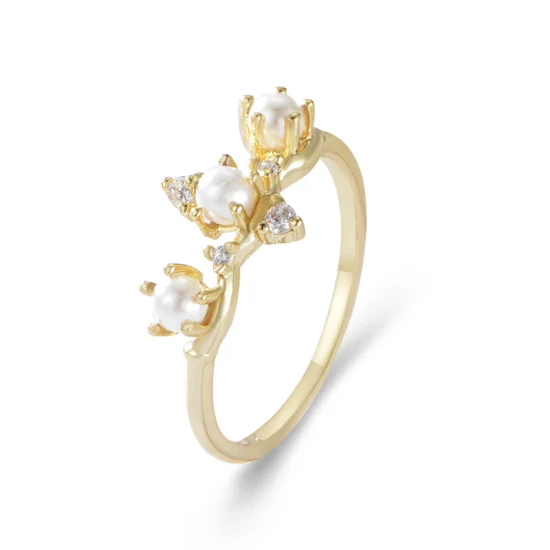 Einzigartiger, eleganter, glänzender Ring mit echten vergoldeten weiblichen künstlichen Perlen in Krappenfassung