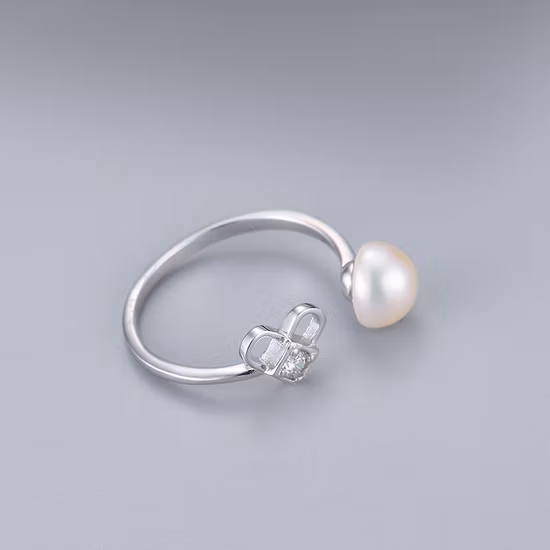 Offener Cocktailring aus 925er-Sterlingsilber mit weißem Zirkonia und Leopardenkopfperle